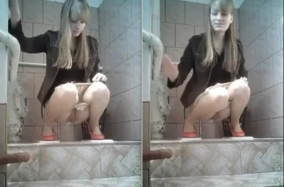 Русская студентка писает в туалете и светит своей дырочкой